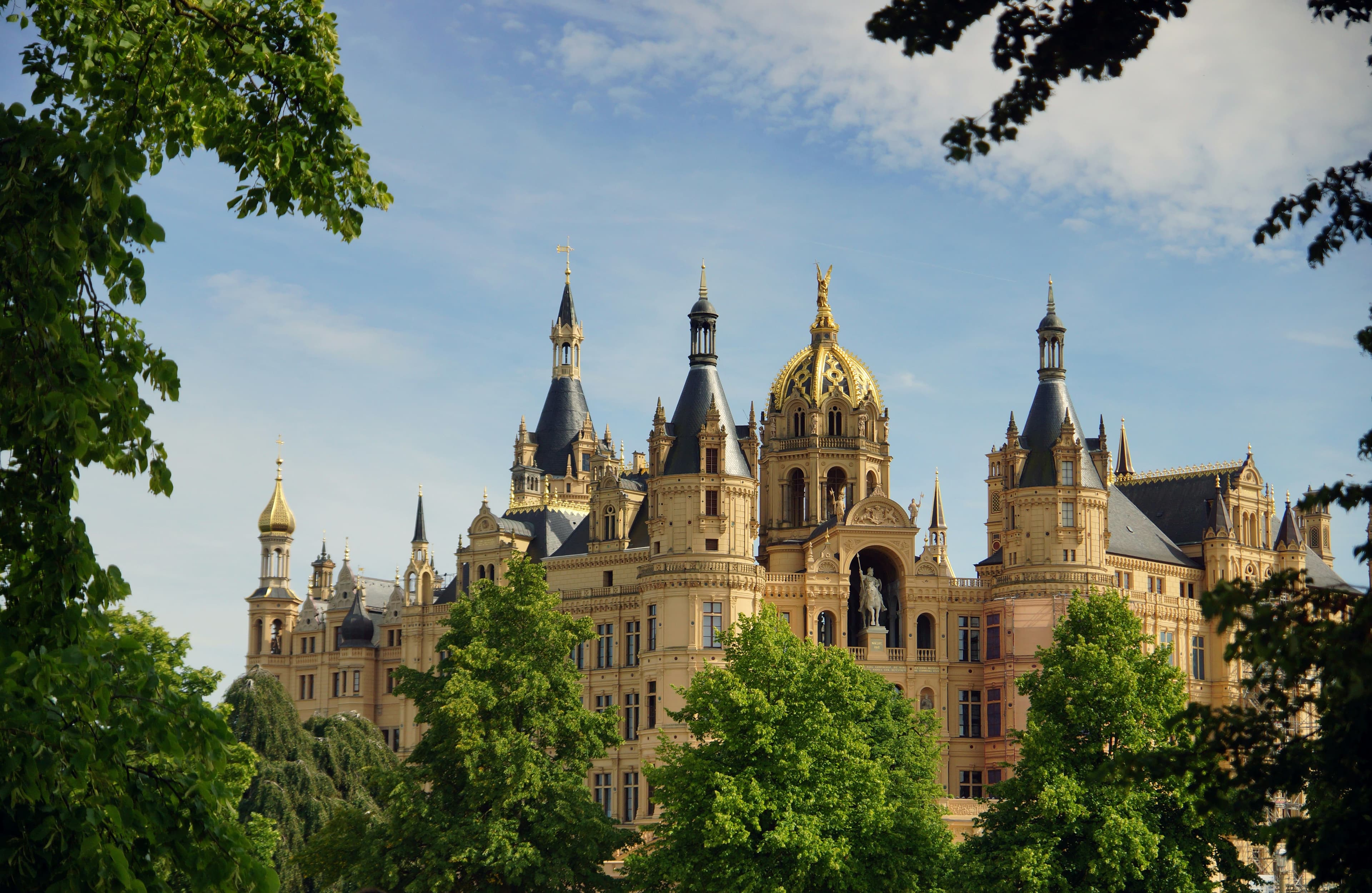 eSIM Schwerin Castle